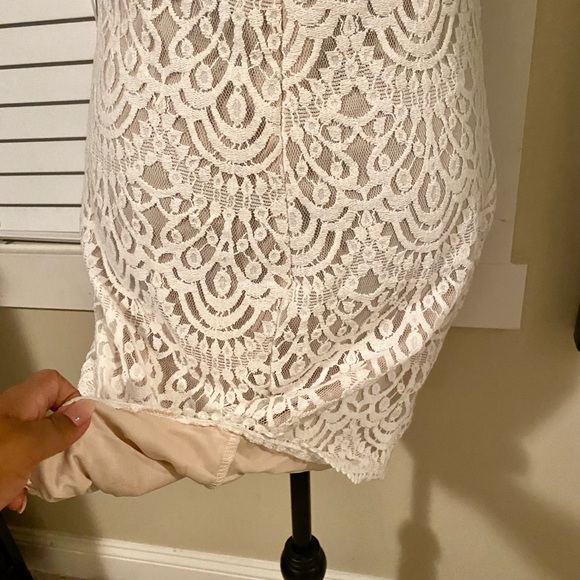 White lace detail dress with cut out - Picture 4 of 8